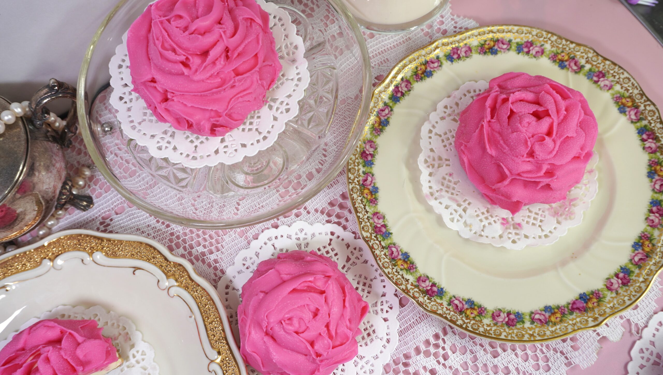 3 rose shaped no bake cheesecakes